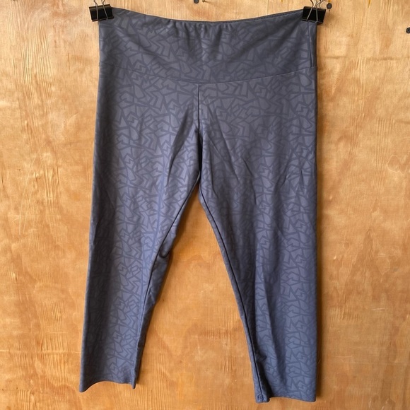 Onzie Gray Geometric Patterned Capri Leggings - Picture 9 of 9